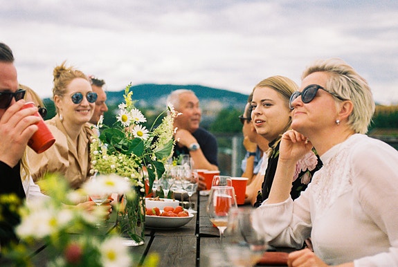 Vi har byens beste takterasse som vi bruker når været tillater det.