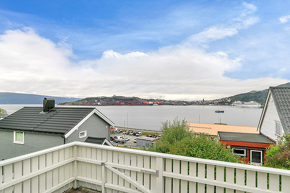 Flott utsikt fra veranda mot Narvik havn