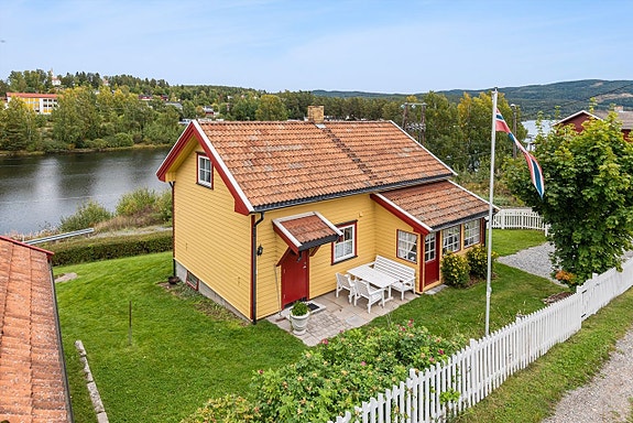 Velkommen til Kongspartvegen 59 på Tangen!
Mindre enebolig med sentral beliggenhet på Tangen. Bolig opprinnelig oppført rundt 1900 over 1 1/2 etasje.