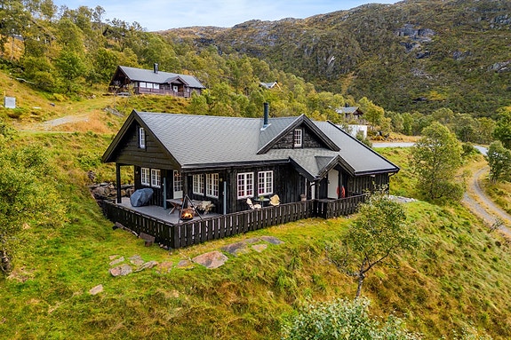 Hjertelig velkommen til visning i Bjørkelia 7 i Stordalen. Eiendommen presenteres av Eiendomsmegler Vest v/Hans Petter Midbrød.