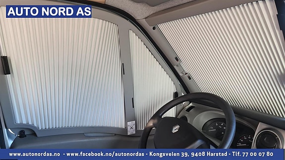  Blendegardiner på alle vinduer i front