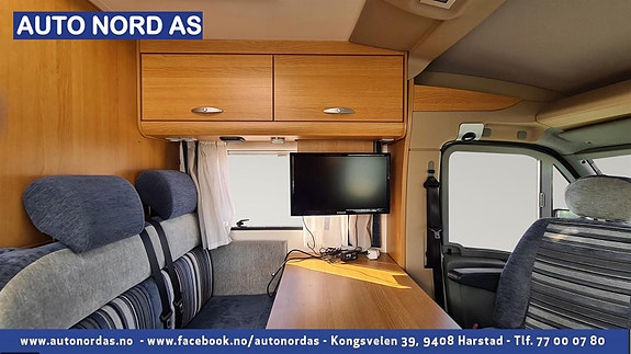  Tv senkes ned fra skap. Tv følger med