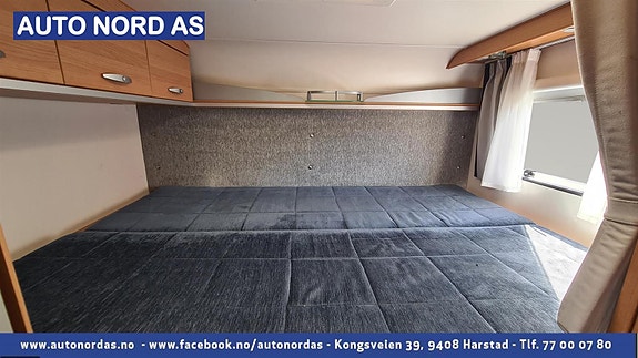  Stor tverrstilt seng helt bak i bobilen