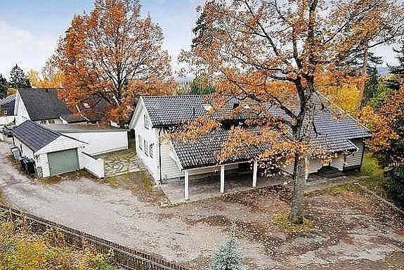 Gårdsplass med parkering