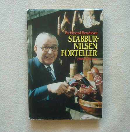 Signert "Stabbur-Nilsen forteller" av Per Øyvind Heradstveit-Bok m/omslag 1978.
