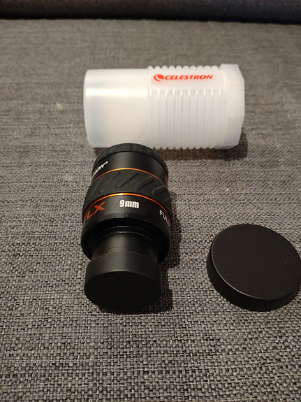 BRESSER 25mm Plössl eyepiece 31,7mm/1,25"
Er ikke på bilde, men ligger på hjemmesiden til Bresser