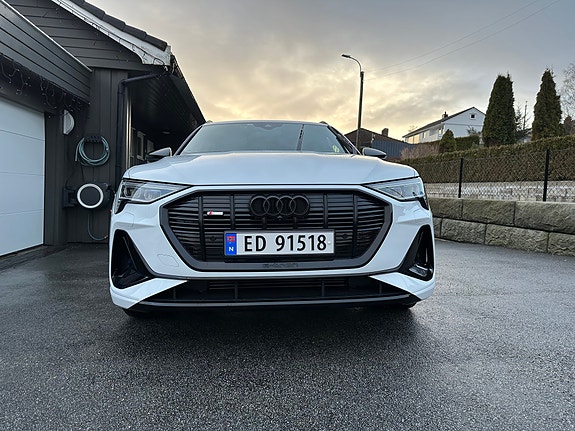 Audi e-tron 4 of 30