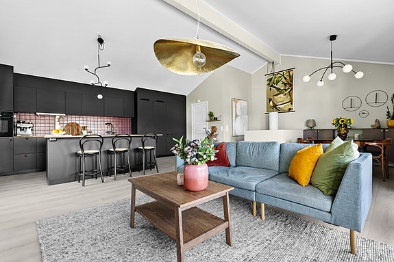 Stor og åpen stue/kjøkkenløsning med god takhøyde