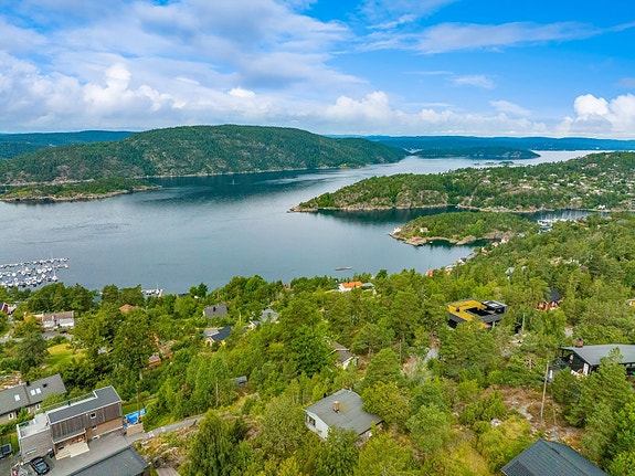 Meget flott utsikt beliggende på et høydedrag