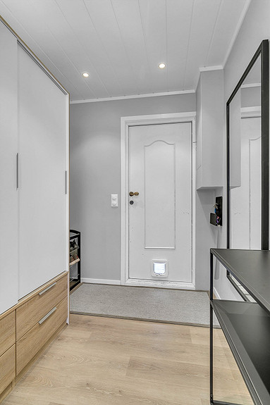 Entré med plass for oppbevaring skap