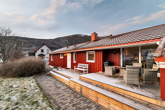 Terrasse på bakside med utsikt mot fjorden