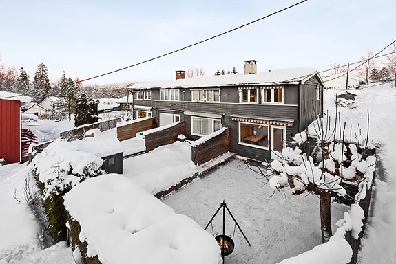 Velkommen til Ånnerudskogen 120 - Et innholdsrikt og familievennlig enderekkehus beliggende i et veletablert og rolig område i Asker.