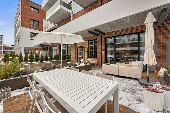 Velkommen til Bøkkerveien 12A, og populære Vinslottet. Her har man en spennende fabrikksleilighet med uteplass på hele 37kvm