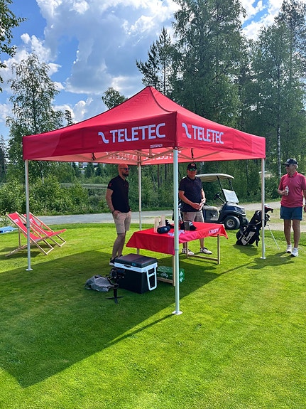 Sol og bransjesnakk under sikkerhetsgolfen. Turneringen arrangeres av Aktuell Sikkerhet, og vi stiller selvfølgelig med lag. Glad i å spille golf? Da håper vi du vil joine Team Teletec på banen.