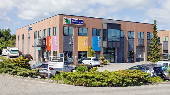 Premiere Produkters lokaler med kontor, butikk og 3000m2 stort lager på Hundvåg
