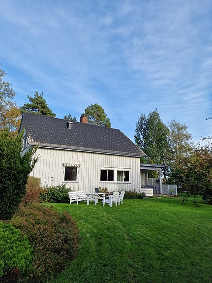 Fasade med terrasse mot vest