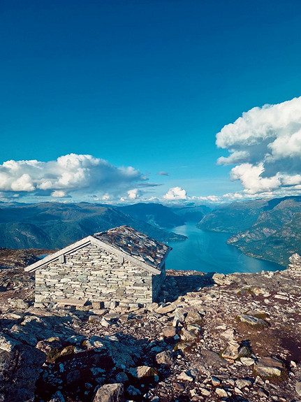 Ein attraktiv jobb der fjord møter fjell