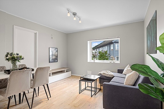 I stuen er det god plass til både sofagruppe og spisegruppe. Sånn det ser ut møblert.