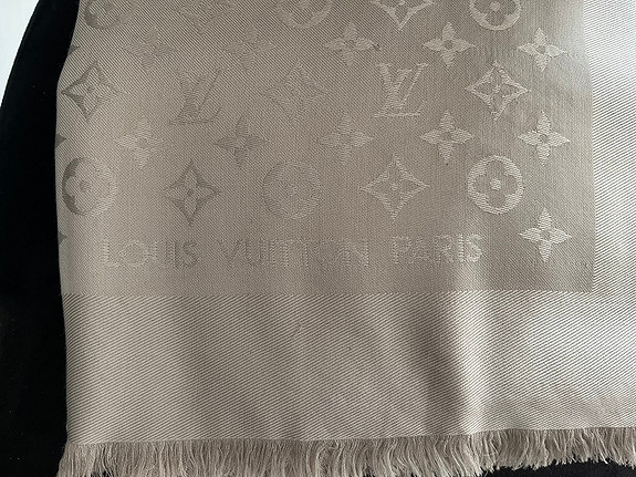 Louis Vuitton: Skjerf i Blekrød nå opp til −35%