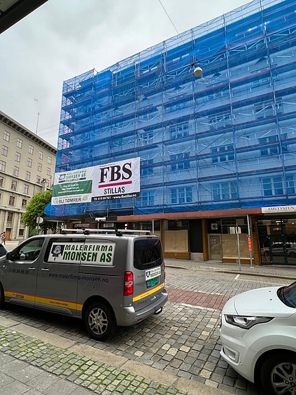 Prosjekt med utskifting av vinduer og rehabilitering av fasade