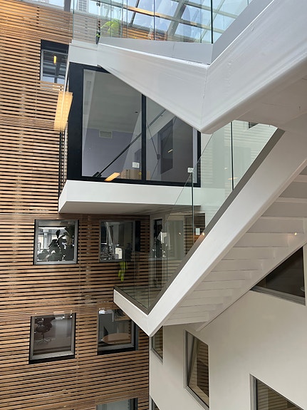 Arbeider med innredning og glassvegger til nytt møterom