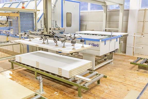 CNC-maskin med automatisk inn- og utmating av dører