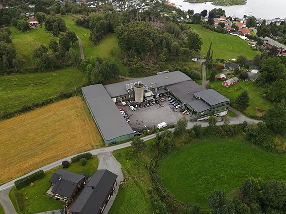 Fabrikken ligg fint til i verdas vakraste bygd