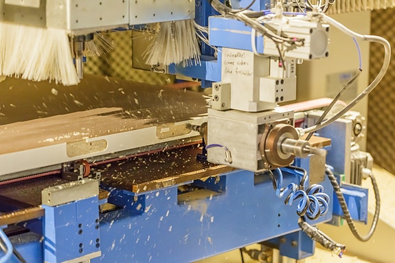 CNC-maskin freser ut for hengsler