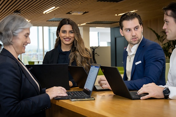 Kollegaer samlet på jobb