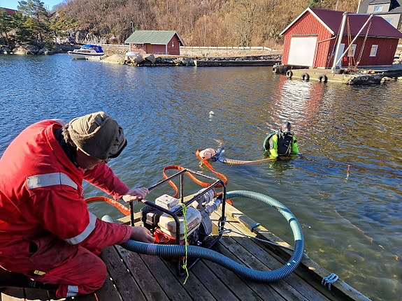Bruker vannejektor for å avdekke kulturminner under vann