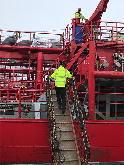 Vi går om bord for dokumentkontroll før fiskeoljen losses