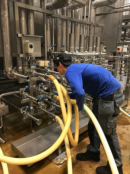 Koblingsstasjon for å pumpe produkt mellom ulike prosesstanker