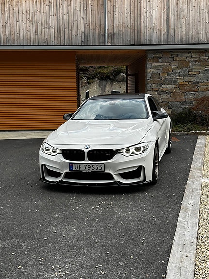 BMW M4 3 of 5