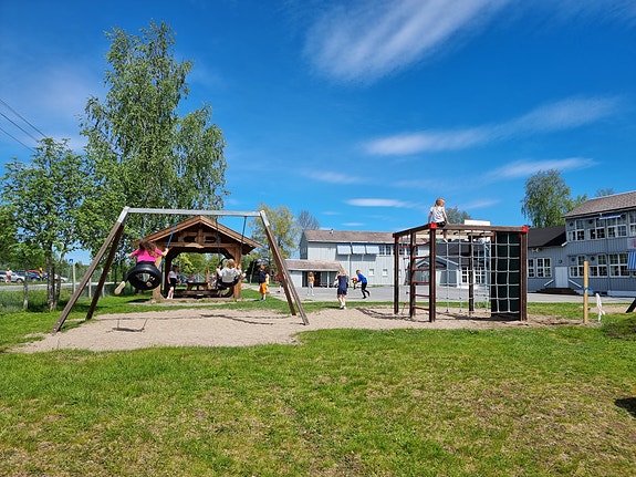 Skolegården inngår i vaktmesterens vedlikeholdsrutiner.