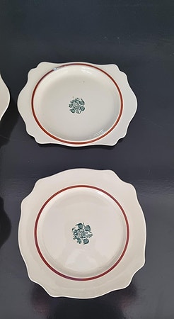 GAMLE servise deler, Egersund fajansefabrikk.GRØNN ROSE:1910-54. Pris 2 fat