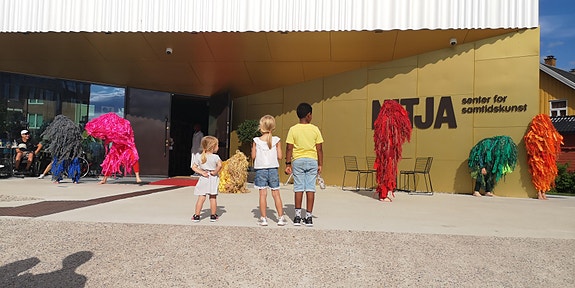 Fra åpningsperformancen The Party Wall av kunstner Corinne Mazzoli, august 2022. Foto: Nitja