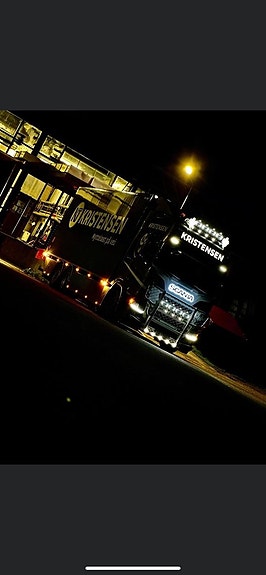 Distribusjons bil under lasting på terminal i Namsos