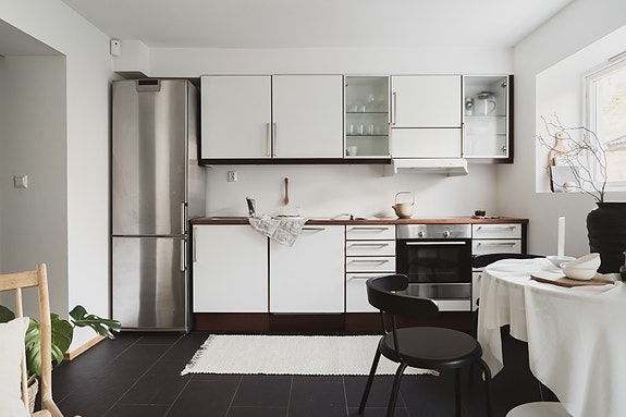 Åpent kjøkken med god plass. Her har det skjedd en endring ettersom at tv-benken er satt der bordet og stolene står.