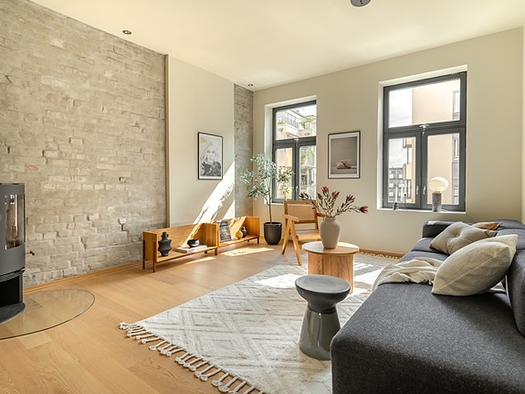 Stue med peisovn og original teglstein