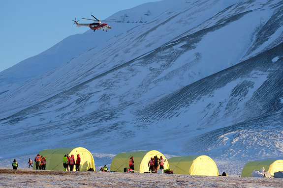 NorLense telt i bruk under evakueringsøvelse på Svalbard. Foto: Håkon Daae Brensholm, Visit Svalbard