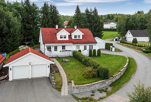 Privatmegleren Brustad & Partnere har gleden av å presentere Rødvingevegen 10A. En familievennlig og praktisk halvpart av tomannsbolig beliggende i populære Holkebylia i Maura.