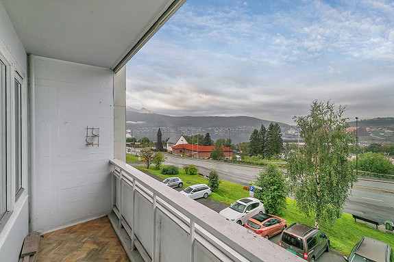Leiligheten har en sentral beliggenhet i Narvik sentrum, og byr på balkong med fjordutsikt.