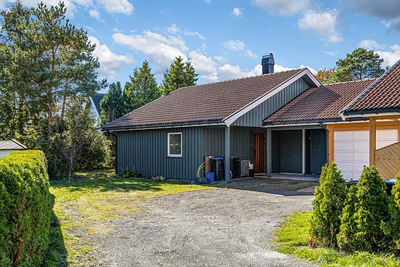Carport og gårdsplass