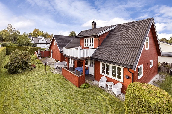 Velkommen til Måltrostveien 16! Innholdsrik enebolig med usjenert uteområde og gangavstand til Vikersund sentrum - 3 soverom - 2 bad og dobbelgarasje.