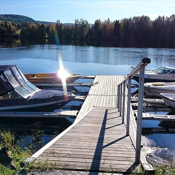 Vi har også et eget jakt- og fiskerlag. Og båtforening.