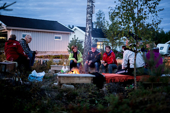 Det er så koselig fordi naboer kommer på pølsegrilling og vafler. Alle byr på seg selv.