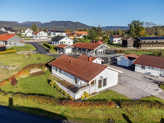 EiendomsMegler1 v/Are Olsen presenterer Grivibakken 9 - Tiltalende og lys enebolig fra 2014, med attraktiv beliggenhet på Grivijordet!