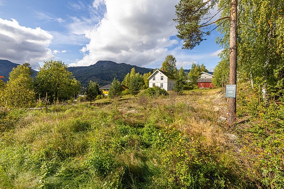 Velkommen til Bælenlia 1 - Attraktiv og stor boligtomt beliggende på Nesbyens solside. Hyggelig utsikt og kort vei til sentrum