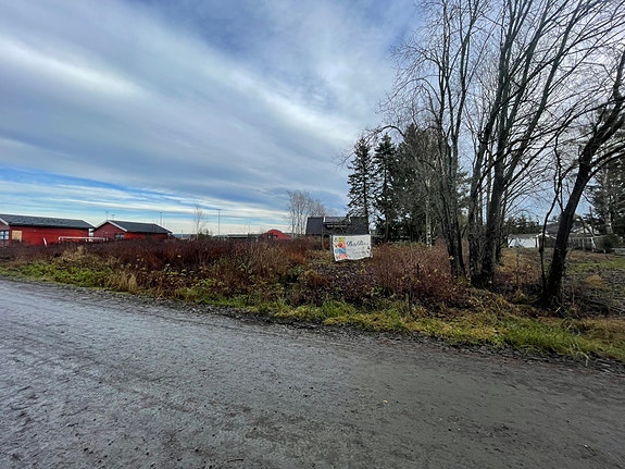 Tomten er på hele 1 298m2 og kan bebygges med enebolig eller tomannsbolig.