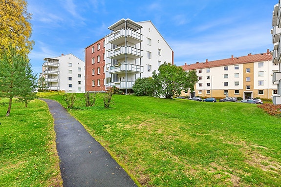 Aukse Martinkute og Maria Hayati v/ EiendomsMegler1 har gleden av å presentere Bergkrystallen 12!